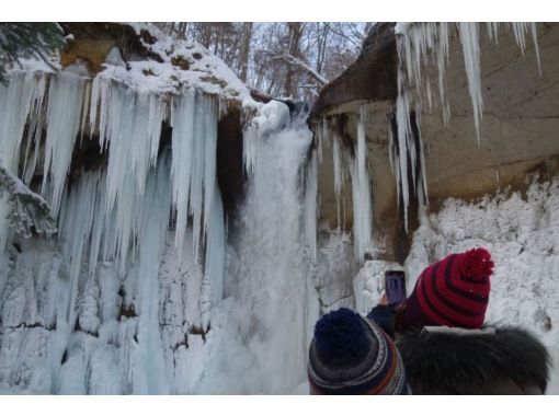 【北海道・支笏湖】プロガイドと行く氷瀑巡りスノーシューツアー in 七条大滝の画像