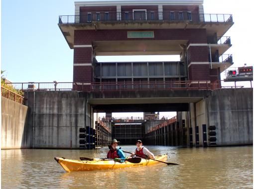 【東京・江戸川】カヤックでパナマ運河の様なロックゲート通航体験「東京水路カヤックツアー（半日：Bコース）」の画像