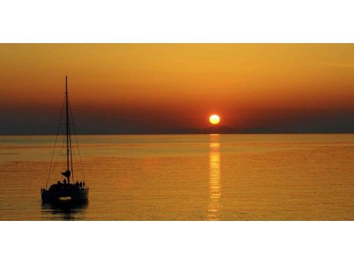 [Okinawa / Itoman (southern) departure ~] Sunset charter Cruising 2.5 hours (55 feet catamaran) monopolizes the true southernmost sunset in Kerama!の画像