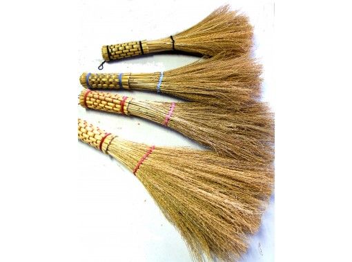 [Kumamoto, Aso] Weaving brooms using Aso's native thin-woodの画像