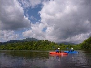 【北海道・ニセコ・プライベートツアー】ゆったりわくわく！尻別川　カヤックお散歩川下りツアー