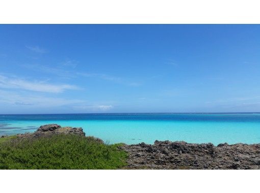 [Okinawa Prefecture, Ikema Island] 1 minute walk. A beach snorkel where you can meet three types of anemone fish. Ideal for families and couples.の画像