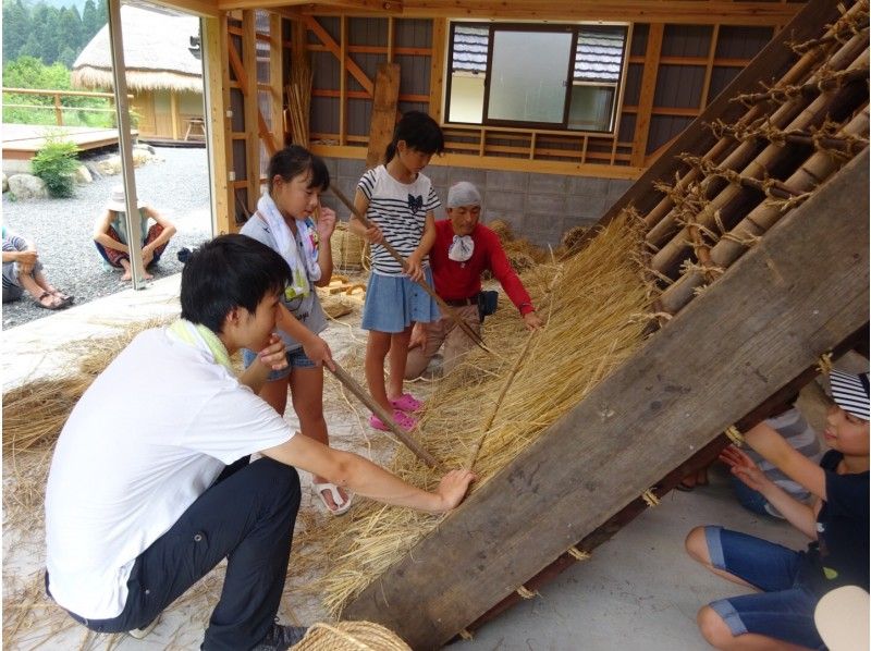 [京都/美山]讓我們成為茅草屋頂的經驗/茅草屋頂的工匠吧！原始的茅草書和毛巾贈品！の紹介画像