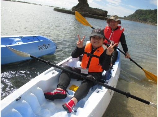 Recommended for families and couples! [Sea kayaking in the sea of coral] Conducted from 2 people. A leisurely short course 90 minutes! Two-seater kayakの画像