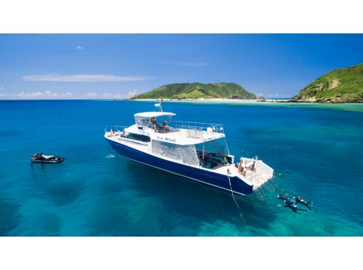 [Departing from Chatan or Naha, Okinawa] 57-seater large cruiser charter plan (6 hours) Enjoy snorkeling and on-board BBQ in the beautiful sea around the uninhabited islands ♪の画像