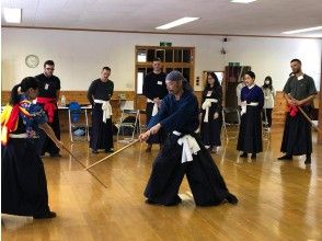 【秋田・角館】劇団わらび座・侍・殺陣（たて）体験！基本パターンを俳優と一緒に演じましょう！