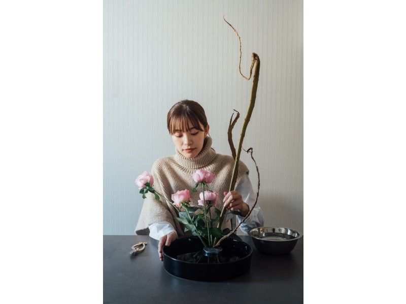 [โตเกียว / โอโมเตะซันโด] ประสบการณ์ศิลปะการจัดดอกไม้ที่คุณสัมผัสได้ถึงใจ! ～ สำหรับผู้ที่ไม่มีประสบการณ์อย่าลังเลที่จะเข้าร่วม ～の紹介画像