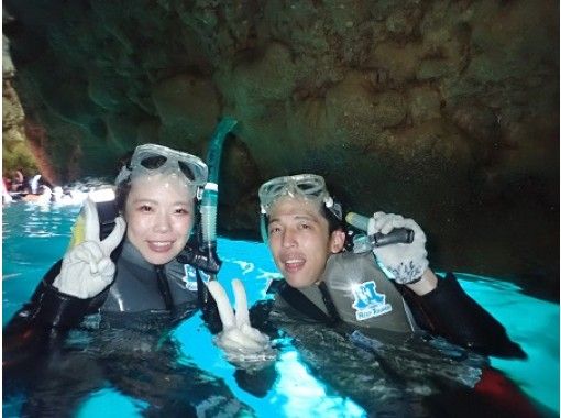 【沖縄・青の洞窟】感動！！シュノーケリング体験♪魚に餌やり体験付き！！の画像