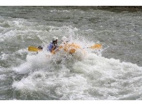 【北海道・ニセコ】尻別川で激流ラフティング（時間自由の１グループ・プライベートツアー）の画像