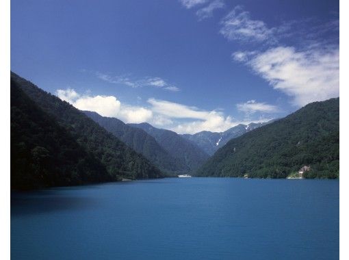 夏の岐阜 世界遺産白川郷 空から観光 絶景観光スポットを飛ぶ 家族で友人で楽しむヘリコプタークルージング 3名6分コース アクティビティジャパン