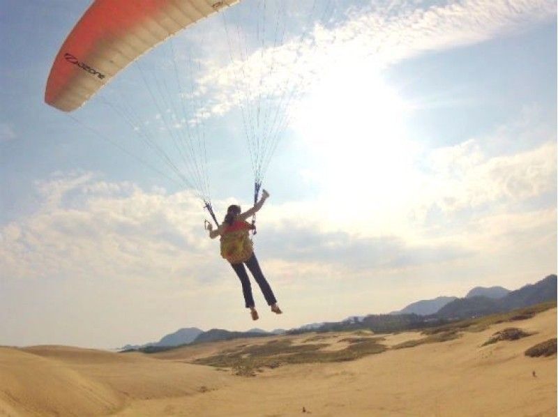  [ ทตโตะริ ในเนินทราย พาราไกลด์ดิ้ง(Paragliding) กึ่ง อา หลักสูตรประสบการณ์ の紹介画像