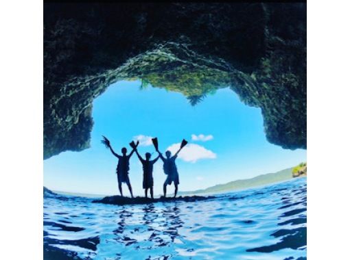 ★Super Summer Sale 2024★ [Swim with sea turtles] [2.5 hours] Blue cave exploration & colorful coral & sea turtle snorkeling tour [Ishigaki Island]の画像