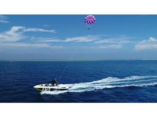 【那霸出發】6歲以上可以參加！慶良間群島浮潛和令人興奮的帆傘運動計劃の画像