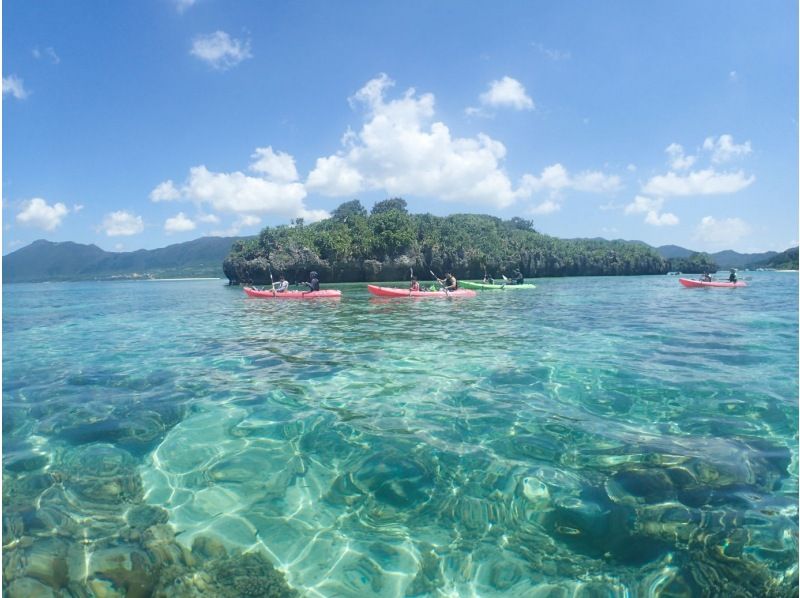 [Okinawa, Ishigaki Island] Departing from Kabira Bay! Take a kayak to an uninhabited island in Kabira Bay! Enjoy snorkeling in the crystal clear waters of Kabira Bay! You can also see lots of tropical fish♪の紹介画像