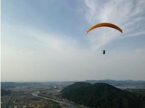 [Sand Dune Honpo/Two-seater Paraglider] Take a step back in time during the hot summer and experience highland paragliding! Flying in the sky from an altitude of 300m!