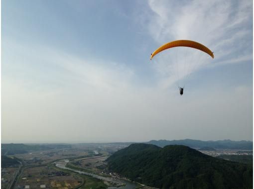 【砂丘本舗/2人乗りパラグライダー】暑い夏は、ひと足のばして高原パラグライダー体験！標高300mからの大空フライト！の画像