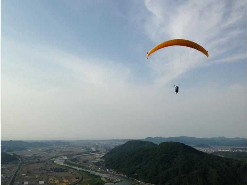[Sand Dune Honpo/Two-seater Paraglider] Take a step back in time during the hot summer and experience highland paragliding! Flying in the sky from an altitude of 300m!の紹介画像
