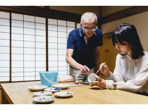 [Ishikawa / Komatsu City] Indulge in folk culture through a Ko-Kutani style painting experience accompanied by matcha tea.の画像