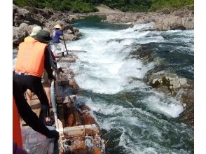 【JR熊野市駅出発】熊野古道北山川奥瀞で立って筏下り、筏師の古道と北山川の大蛇行・龍穴を歩くハイキング■ガイド同行■温泉連泊■５月～９月の画像