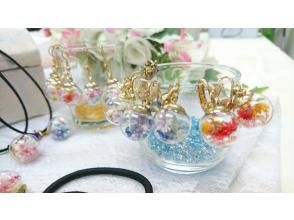 ゆらゆら可愛い ガラスドームアクセサリー 人数割引有り 透明ガラスにお花が揺れてとってもキュートです アクティビティジャパン