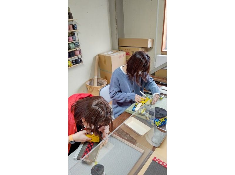 [石川/加賀] 在經營了 120 年的傳統榻榻米專賣店體驗製作榻榻米鑲邊飾品。の紹介画像
