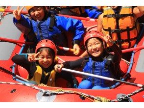With friends and family! Great value for groups of 10 or more: "Group Rafting Half-Day Course"の画像