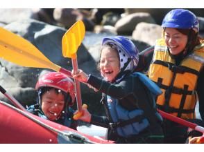 [Elementary school student group, 4 people or more, boat charter family plan] Minakami half-day rafting