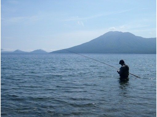 [Hokkaido, Chitose] 3 hours experience of trout fishing empty-handed in and around Lake Shikotsu! Free transfer to and from JR Chitose Station and New Chitose Airport! Beginners / women / children welcomeの画像