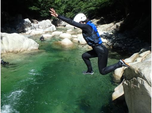 【滋賀・キャニオニング】世界でココだけ！キャニオンスイミング in 神崎川  ひんやり冷た～い水で夏の思い出を！の画像