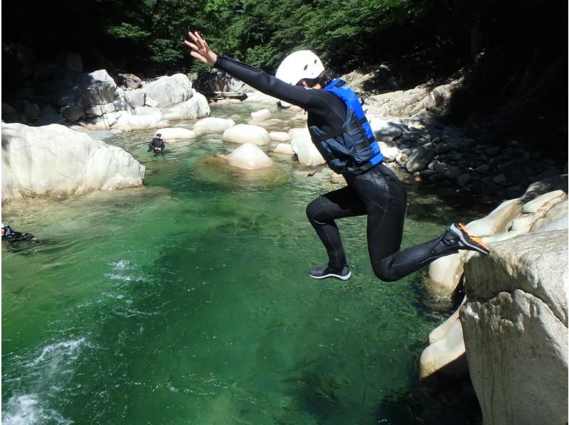 【滋賀・キャニオニング】世界でココだけ！キャニオンスイミング in 神崎川  ひんやり冷た～い水で夏の思い出を！の紹介画像