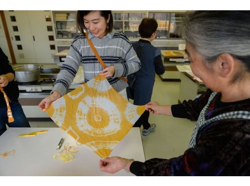 【秋田県・横手市】剪定されたりんごの枝葉で染めるサステナブルな自分だけのハンカチ作り★お茶っこタイム付の画像
