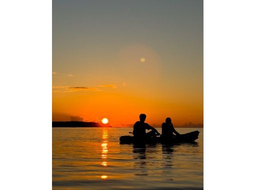 [Okinawa/Onna Village] Chilling with a spectacular sunset! Tropical Sunset Sea Kayaking | Same-day reservations and sudden participation OK | Ages 1 and up | Easy and hassle-free | Hot water showers availableの画像