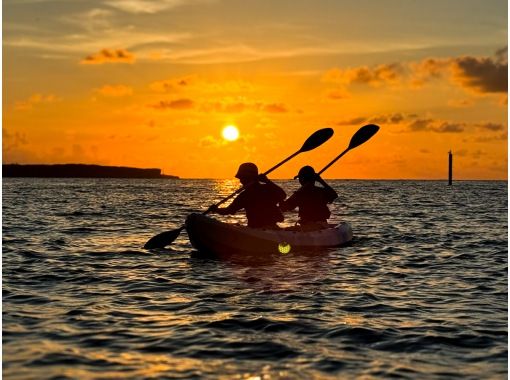 [Okinawa/Onna Village] Chilling with a spectacular sunset! Tropical Sunset Sea Kayaking | Same-day reservations and sudden participation OK | Ages 1 and up | Easy and hassle-free | Hot water showers availableの画像