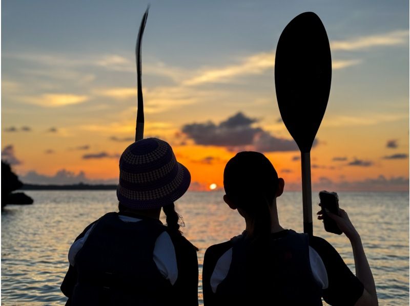 [Okinawa/Onna Village] Spectacular sunset! Tropical Sunset Sea Kayaking | Same-day reservations and sudden participation OK | Ages 1 and up are OK | Come empty-handed and relax | Hot water showers availableの紹介画像