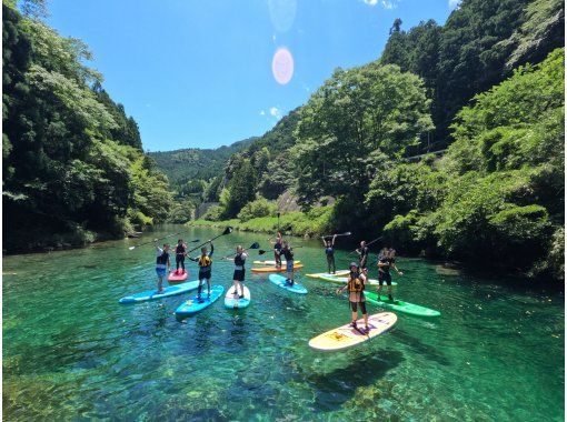 【高知・仁淀川】仁淀ブルーに1番近い場所でSUP～女子旅にオススメ！！。スタッフ全員が有資格インストラクター。ドッグSUP対応店。の画像