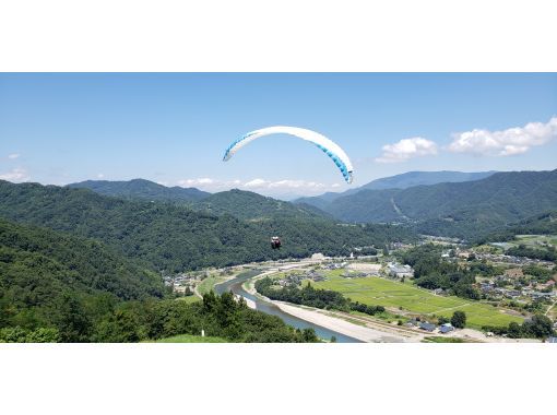 【11月中旬~4月中旬期間限定】インストラクターとの2人乗り・パラグライダータンデムフライト！の画像
