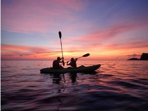 【小笠原】刻一刻と色彩の変わる夕凪の洋上をカヤッキング、サンセットプランの画像