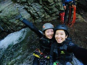 【名護】全力で遊ぶ！シャワークライミング&キャニオニングでスリルと感動を体感