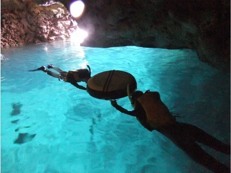 【沖縄・青の洞窟】可愛いお魚と青の洞窟シュノーケル！写真無制限＆餌付け付や星の砂もプレゼント