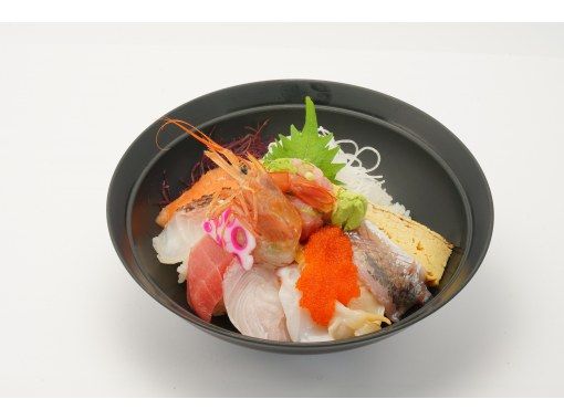 【静岡・熱海】名物‼︎海鮮10種盛りの贅沢海鮮丼＜でん助丼＞の画像