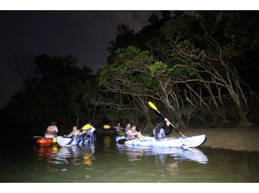 Okinawa/Kadena [Family discount] 1 child free & half price! Night kayaking that can be enjoyed by ages 2 and above ♪ 《Safe for first-timers ♪ ・Free shooting data ・Free smartphone case rental》の画像