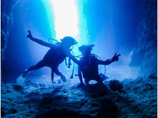 【沖縄・青の洞窟】 贅沢セットコース！水中写真撮影プレゼント、餌付け体験も無料の画像