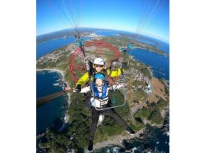 [Wakayama / Kushimoto / Shirahama / Nachikatsuura] 200m above the sky with a paraglider ... Unleash your heart and experience a spectacular flight! It is safe even for the first time with the instructor's operation!の画像