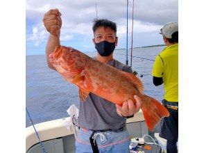 【沖縄本島北部・本部町】手ぶらで楽しめるグルクン釣り＆泳がせで大物狙い　半日チャータープランの画像