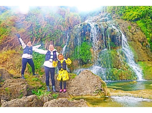 【沖縄・八重瀬】1組限定のガイド完全貸し切り☆トレッキングで滝を目指す！写真・動画全てプレゼント、器材レンタル無料！那覇から車で30分！の画像