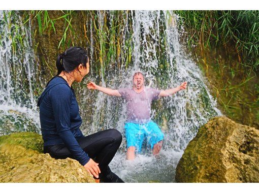 【沖縄・八重瀬】1組限定のガイド完全貸し切り☆トレッキングで滝を目指す！写真・動画全てプレゼント、器材レンタル無料！那覇から車で30分！の画像