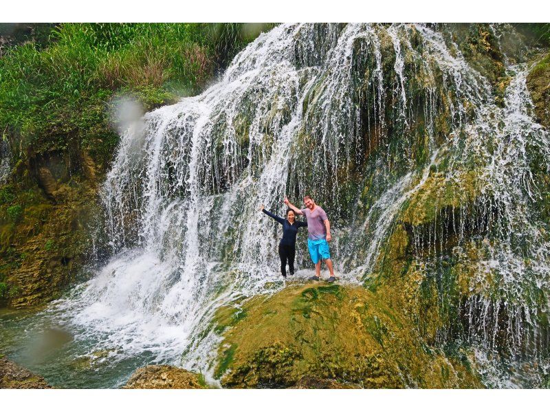 【沖縄・八重瀬】1組限定のガイド完全貸し切り☆トレッキングで滝を目指す！器材レンタル無料・写真プレゼント！那覇空港から車で30分の好立地！の紹介画像