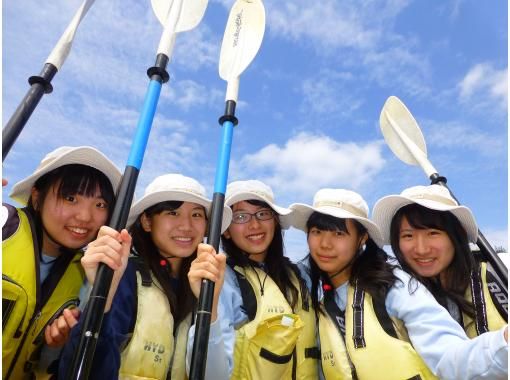 【沖縄・今帰仁】〈学割・学生限定プラン〉ネイチャーウォッチングカヤック 干潮時はシオマネキやミナミトビハゼ！満潮時は入り江を散策 2時間の画像