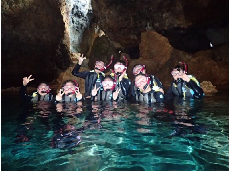 【沖縄・恩納村】シュノーケリング・沖縄の海を大満喫！家族でツアーを満喫したい方へオススメ！綺麗なサンゴに可愛いお魚さん達と沢山触れ合えます！の紹介画像