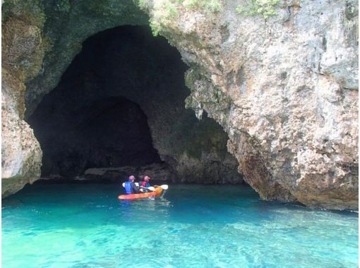 【沖縄・伊良部島】＜宮古島でココだけ！＞青の洞窟グラスボート周遊♪＋高さ約20ｍ！【大龍門】シーカヤック探検♪の画像